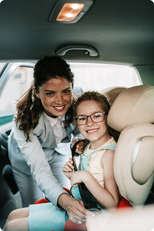 Mulher colocando criança no bebê conforto do carro