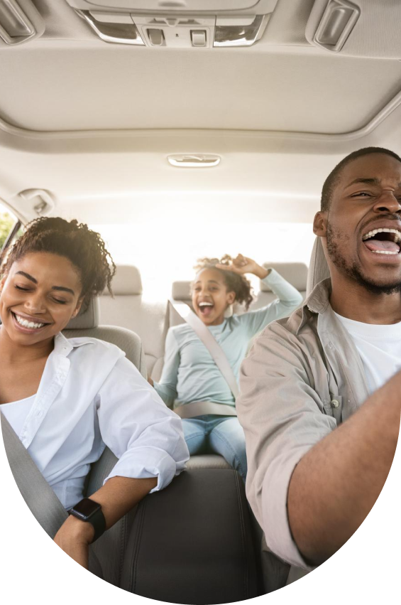 Família feliz dentro do carro